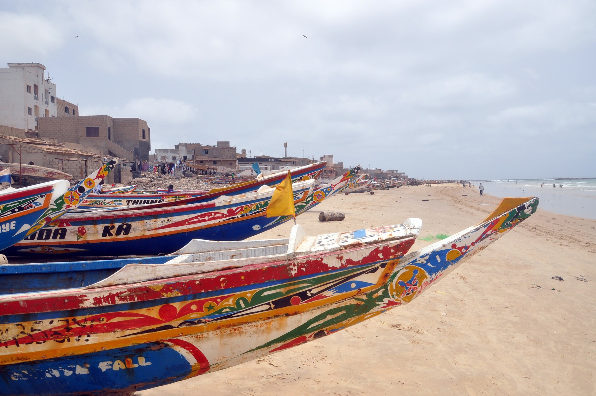 Sénégal pirogues multicolores.jpg